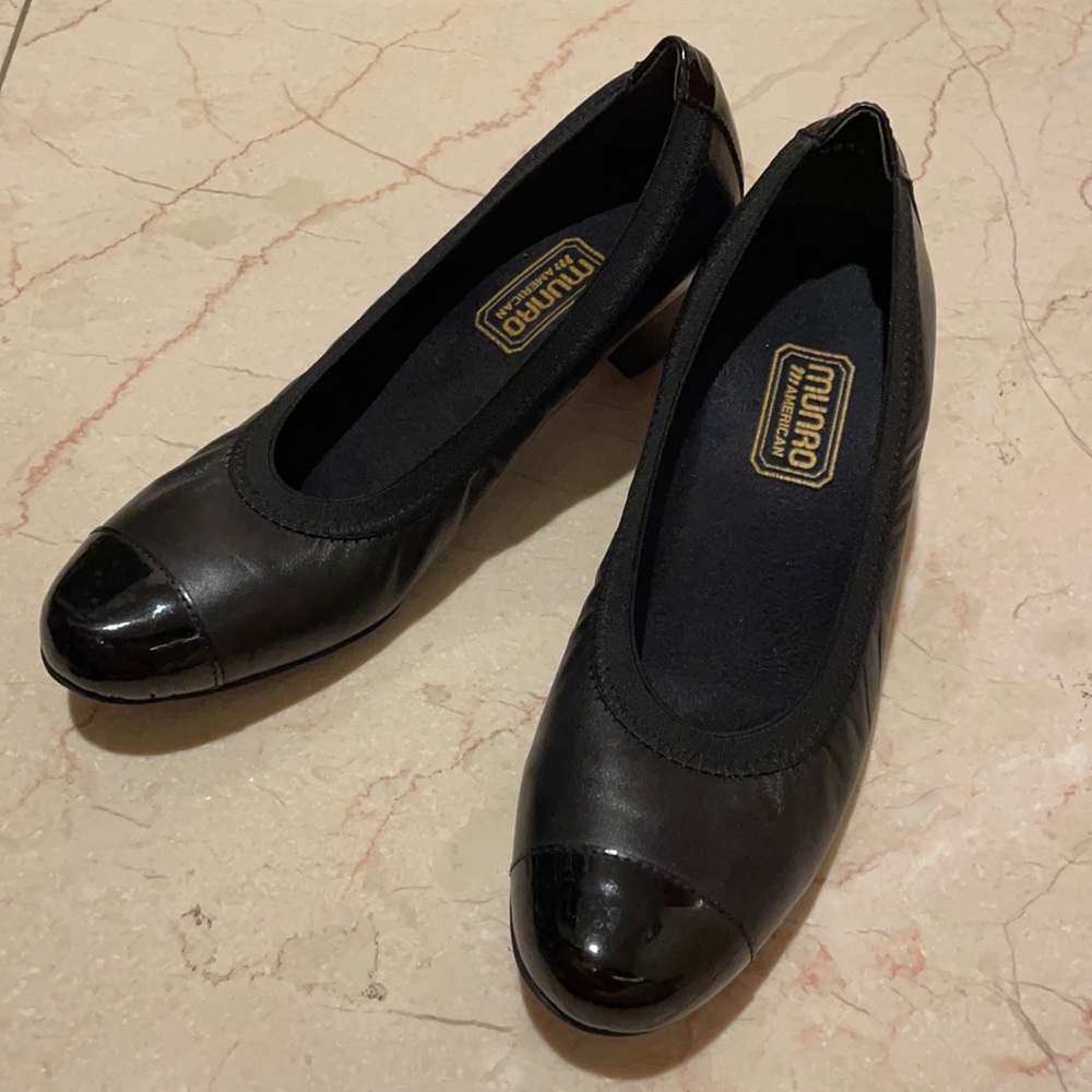 MUNRO black heels
